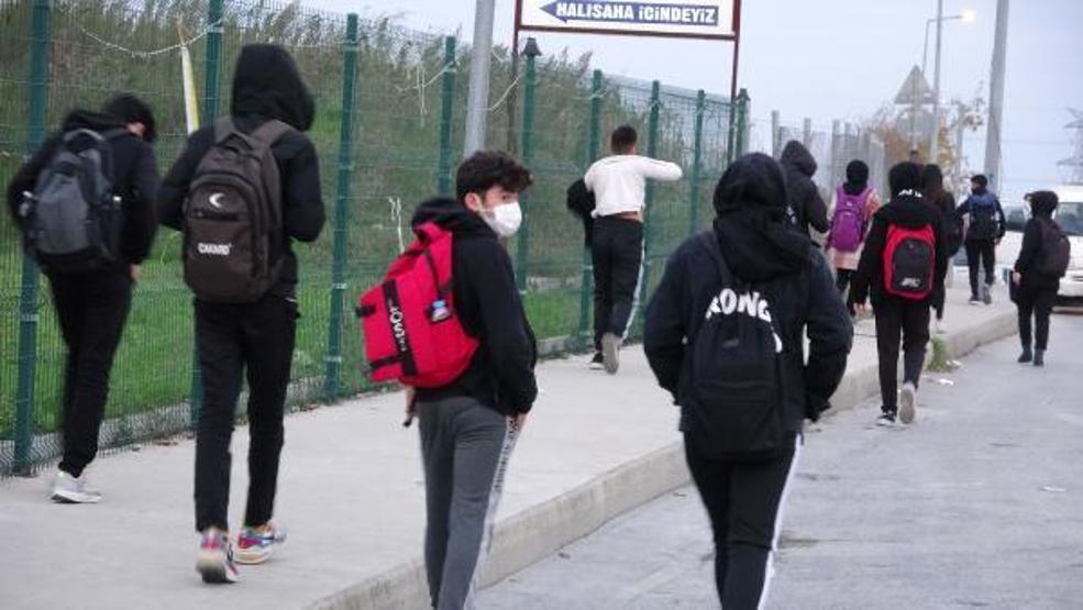Okul yolundan geçen hafriyat kamyonları tedirgin ediyor