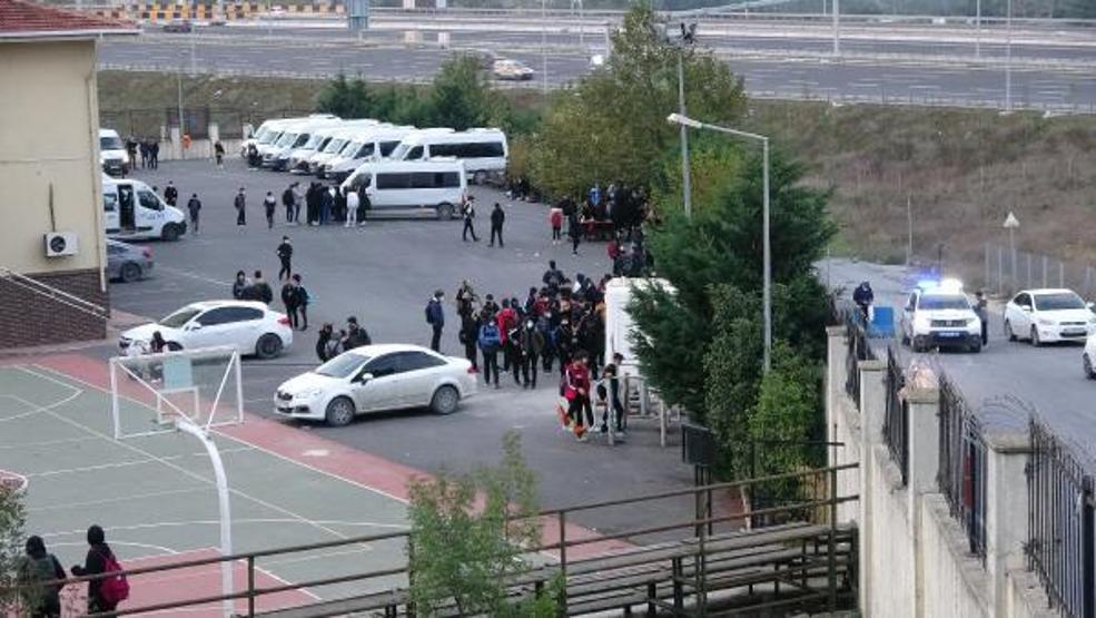 Okul yolundan geçen hafriyat kamyonları tedirgin ediyor