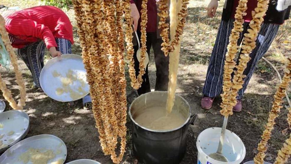 Ballı cevizli köme nasıl yapılır Karsta kadınlar imeceyle ballı köme yapımına başladı