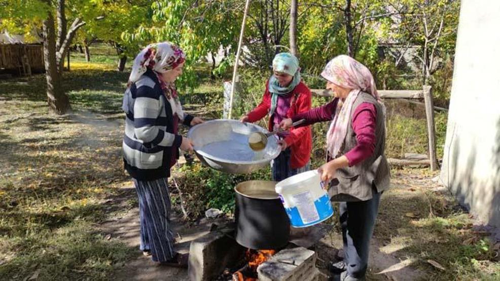 Ballı cevizli köme nasıl yapılır Karsta kadınlar imeceyle ballı köme yapımına başladı