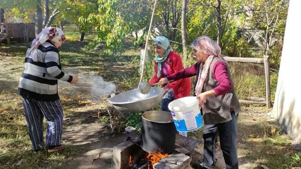 Ballı cevizli köme nasıl yapılır Karsta kadınlar imeceyle ballı köme yapımına başladı