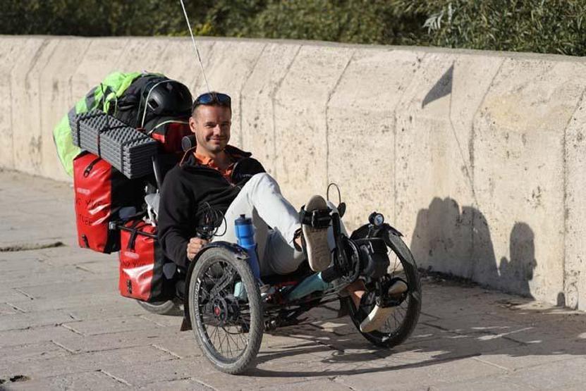 İşinden istifa eden Fransız mühendis bisikletle dünya turuna çıktı