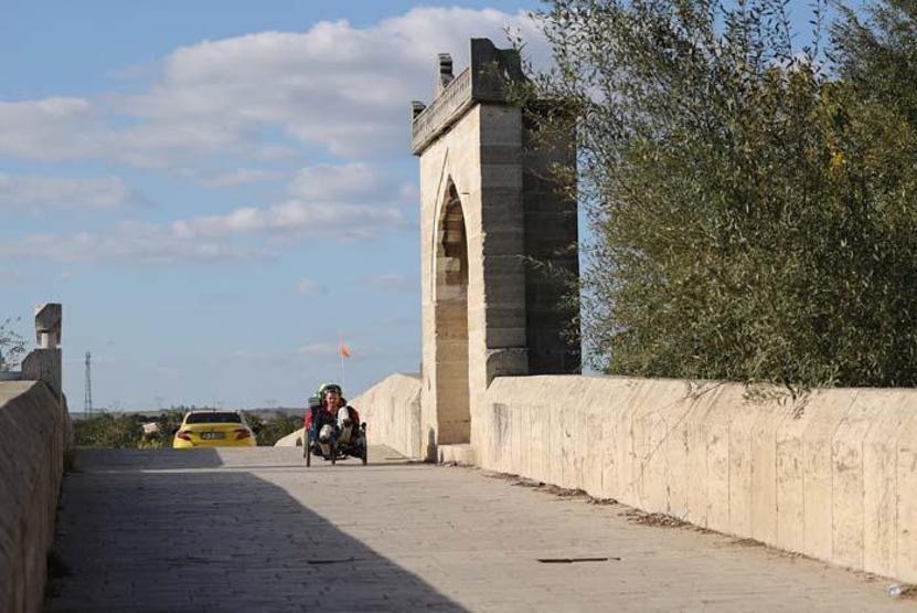 İşinden istifa eden Fransız mühendis bisikletle dünya turuna çıktı