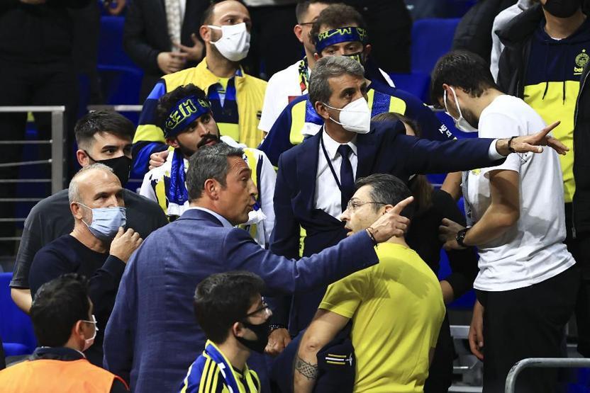 Euroleague maçında Ali Koç taraftarla tartıştı