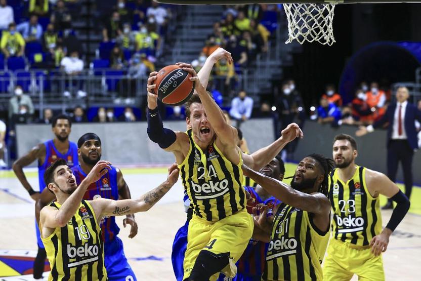 Euroleague maçında Ali Koç taraftarla tartıştı