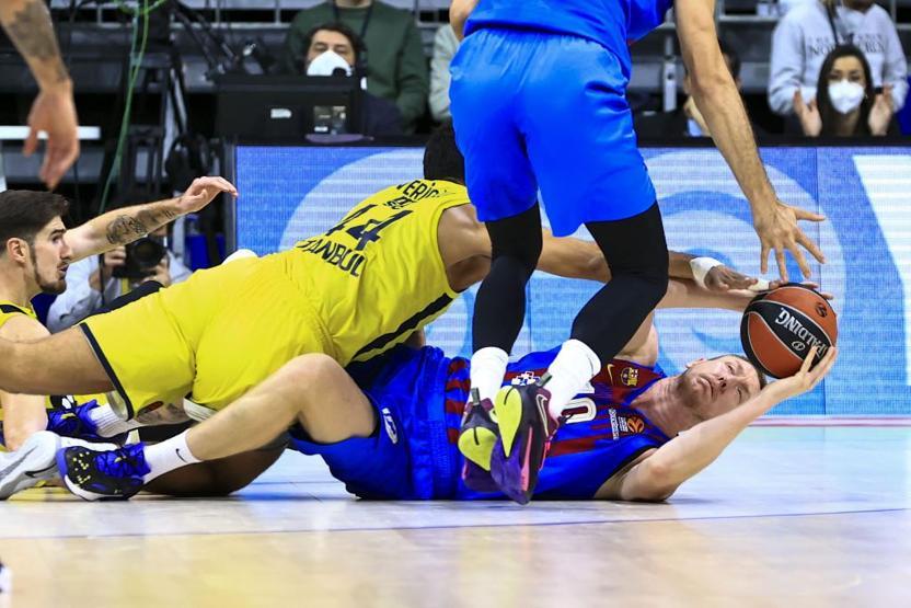 Euroleague maçında Ali Koç taraftarla tartıştı