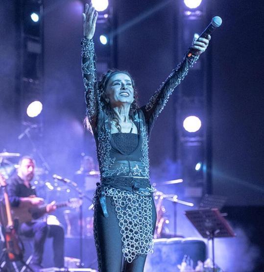 Yıldız Tilbe kıyafetiyle adından söz ettirdi