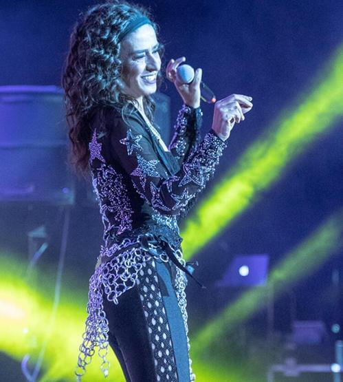 Yıldız Tilbe kıyafetiyle adından söz ettirdi
