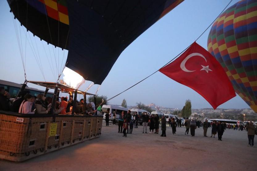 Kapadokyada balonlar Türk bayrakları ve Atatürk posteleriyle uçtu