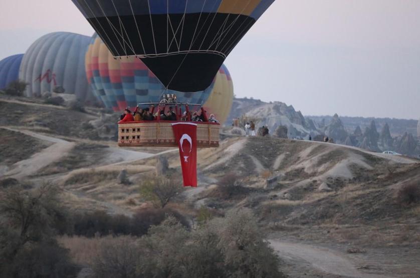 Kapadokyada balonlar Türk bayrakları ve Atatürk posteleriyle uçtu