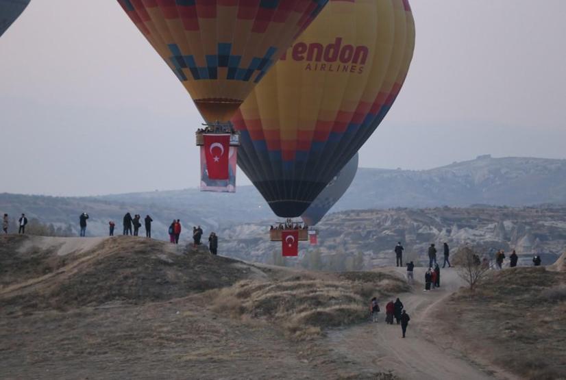 Kapadokyada balonlar Türk bayrakları ve Atatürk posteleriyle uçtu