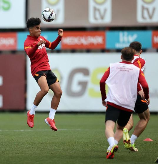 Son dakika... Galatasarayda Gustavo Assunçao ayrılıyor