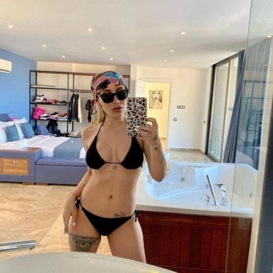 İrem Derici konser kostümüyle beğeni topladı