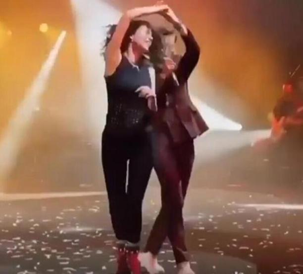 Beren Saat, Aşk İle Yap şarkısı sırasında sahneye çıkıp, Kenan Doğulu ile dans etti