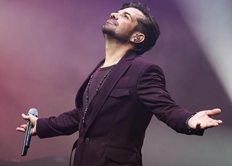 Beren Saat, Aşk İle Yap şarkısı sırasında sahneye çıkıp, Kenan Doğulu ile dans etti