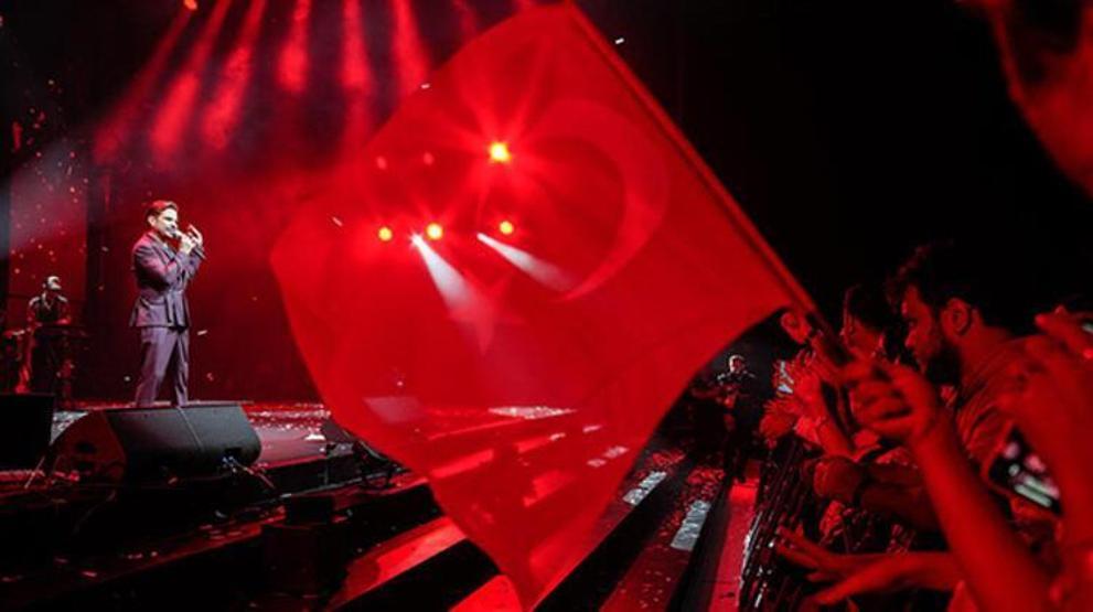 Beren Saat, Aşk İle Yap şarkısı sırasında sahneye çıkıp, Kenan Doğulu ile dans etti