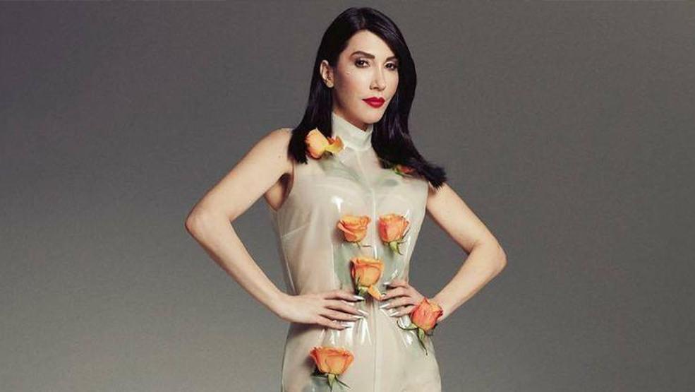 Hande Yener transparan sahne kostümüyle dikkat çekti