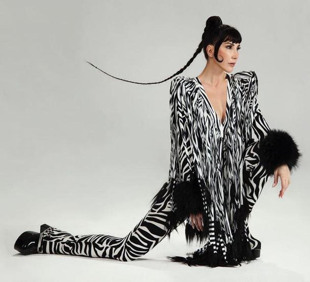Hande Yener transparan sahne kostümüyle dikkat çekti