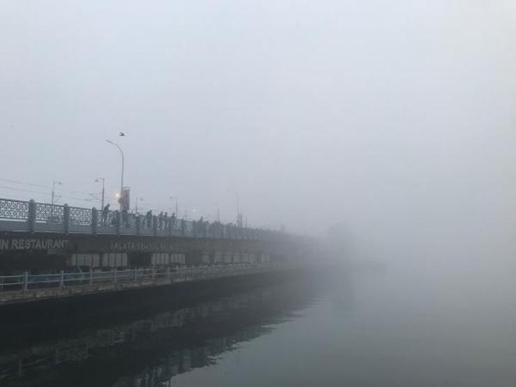İstanbul sis altında