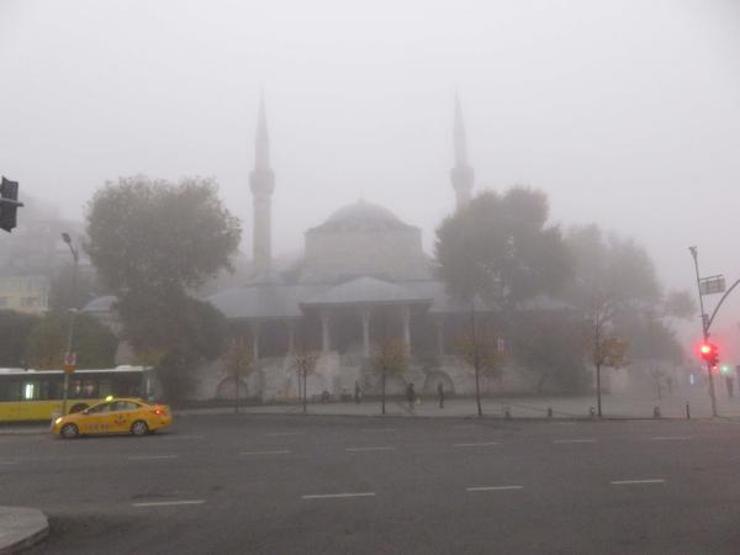 İstanbul sis altında