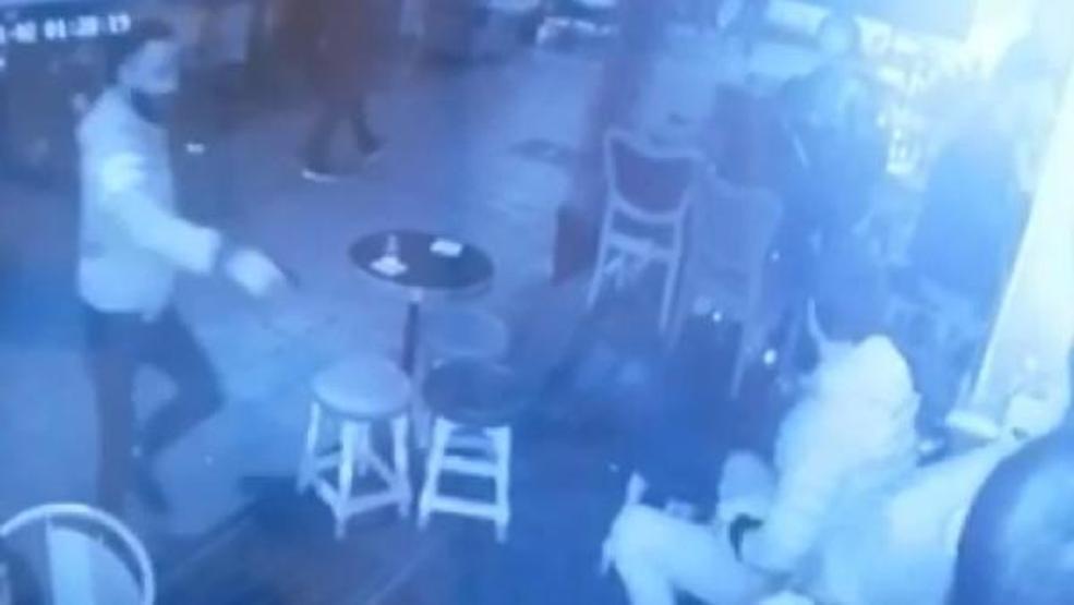 Beyoğlunda içeri alınmadığı barın korumasını vurdu