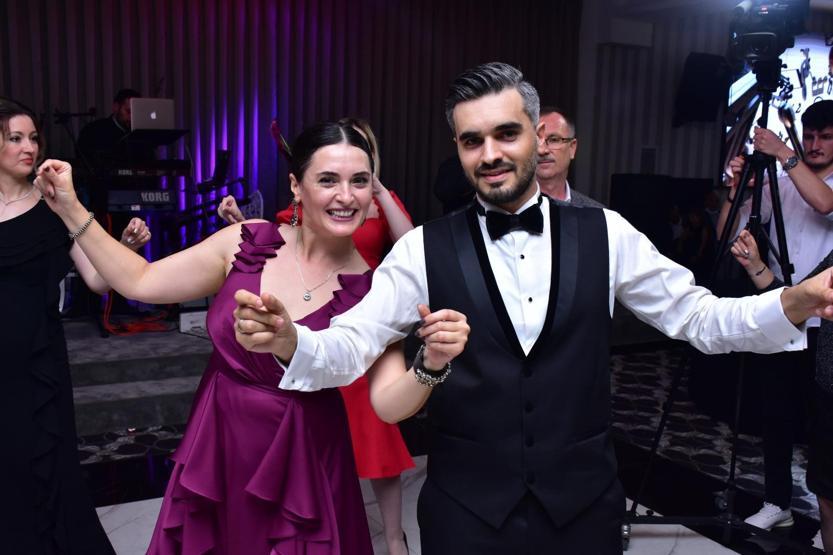 Aslıhan Gürbüz ve ailesinin mutlu günü Düğünde çiftetelli oynadı