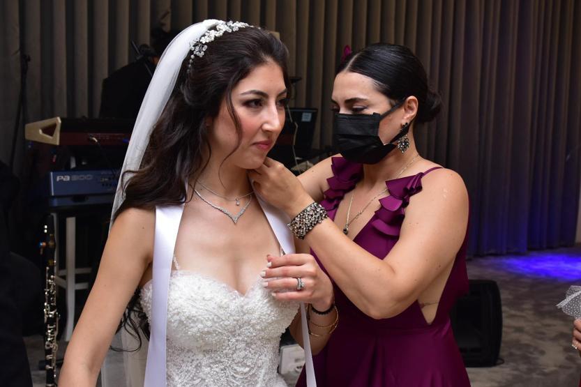 Aslıhan Gürbüz ve ailesinin mutlu günü Düğünde çiftetelli oynadı