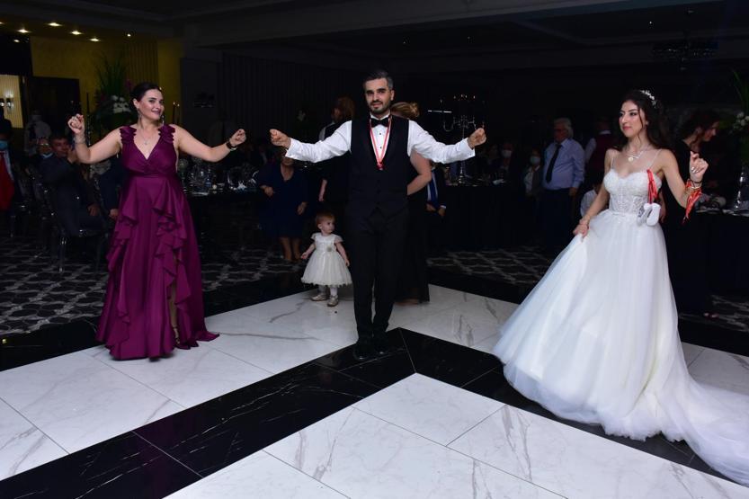 Aslıhan Gürbüz ve ailesinin mutlu günü Düğünde çiftetelli oynadı