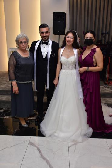 Aslıhan Gürbüz ve ailesinin mutlu günü Düğünde çiftetelli oynadı
