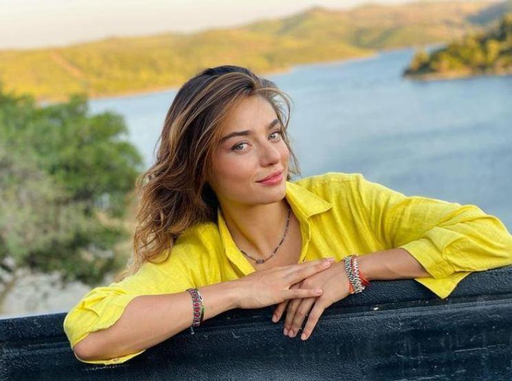 Ayça Ayşin Turan aldığı ölüm haberiyle yıkıldı