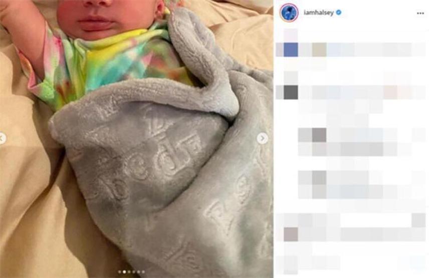 Halsey kendisini tanıyan hayranları ile hatıra fotoğrafı çektirdi