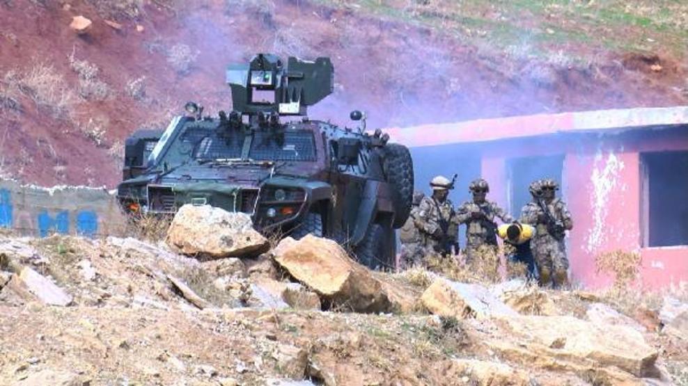 Özel Harekat polislerinin tatbikatı gerçeğini aratmadı