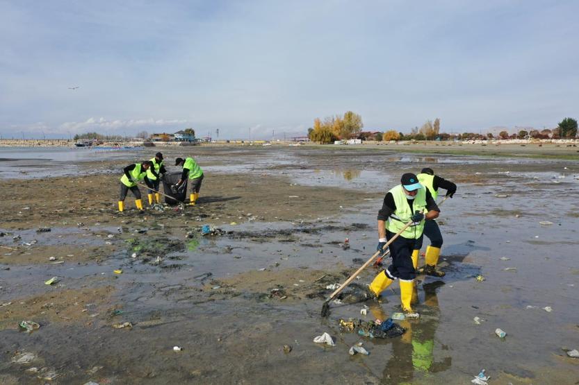 Göl çekilince pislikler ortaya çıktı 40 ton çöp toplandı