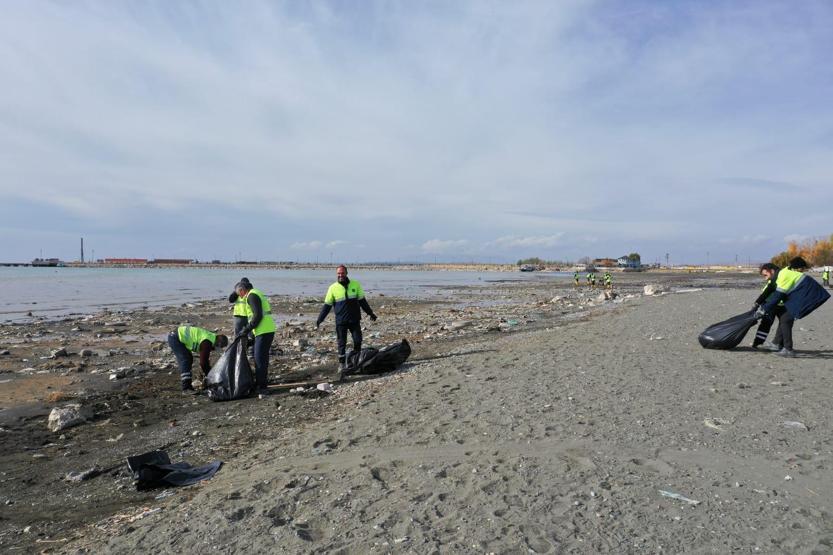 Göl çekilince pislikler ortaya çıktı 40 ton çöp toplandı