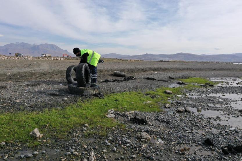 Göl çekilince pislikler ortaya çıktı 40 ton çöp toplandı