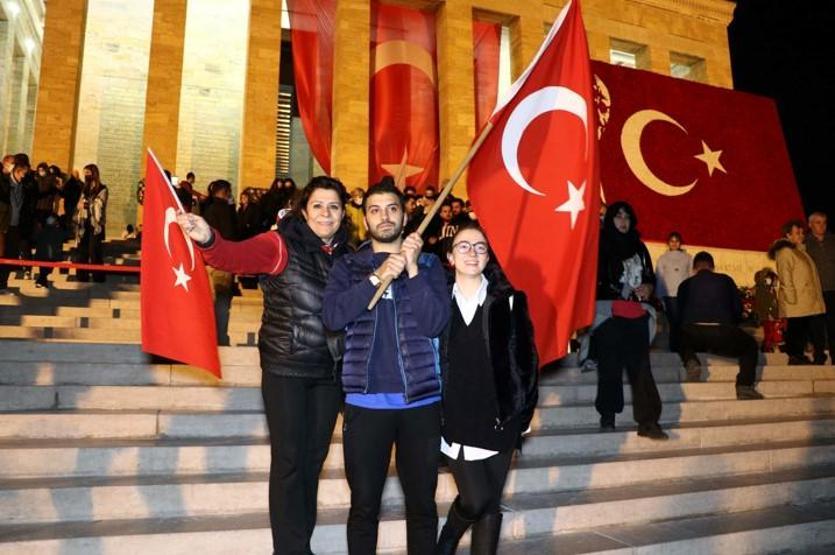 Anıtkabirde gece ziyaretçi yoğunluğu