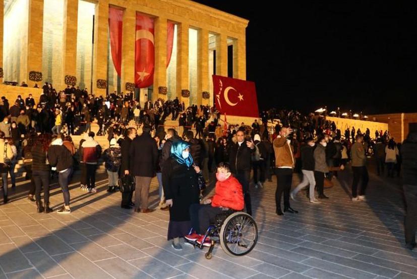 Anıtkabirde gece ziyaretçi yoğunluğu