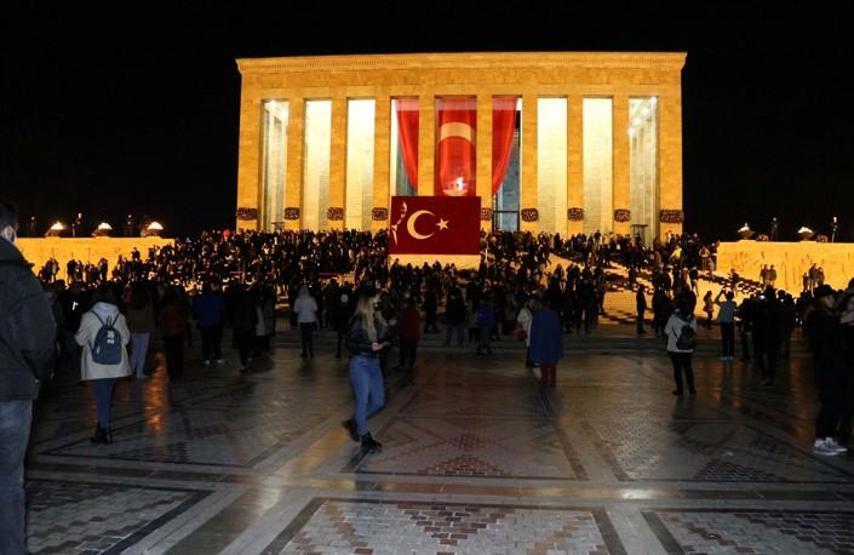 Anıtkabirde gece ziyaretçi yoğunluğu
