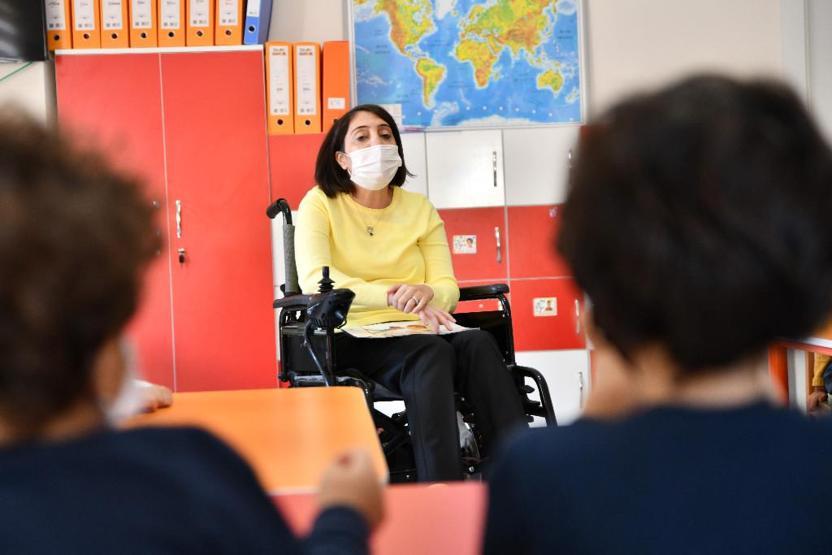 Engelli öğretmeni 5 yıldır eşi tekerlekli sandalyeyle okula götürüyor