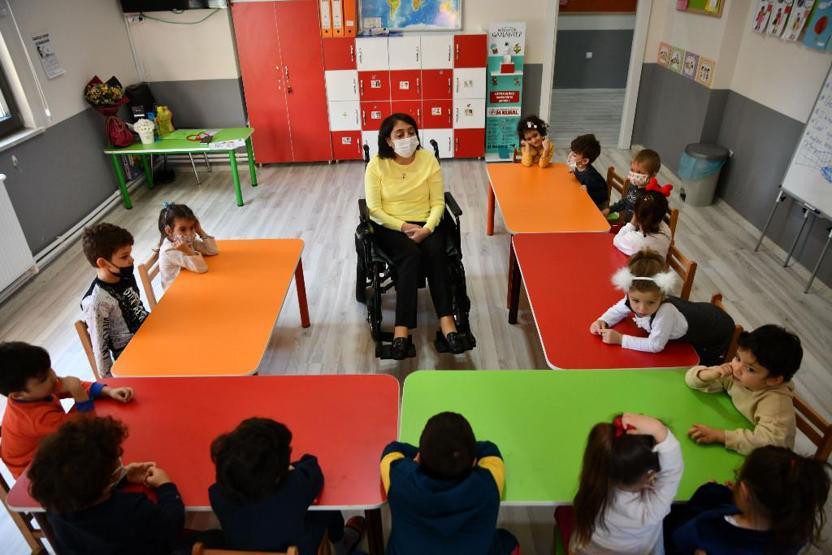 Engelli öğretmeni 5 yıldır eşi tekerlekli sandalyeyle okula götürüyor