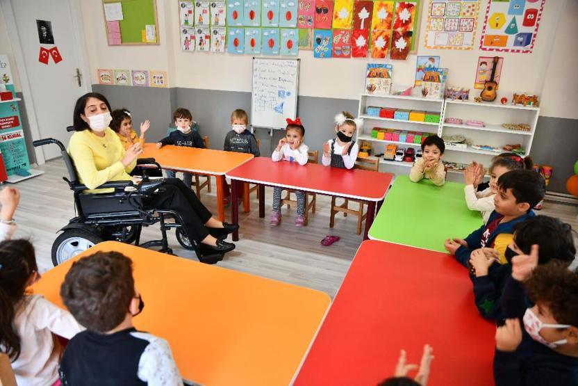 Engelli öğretmeni 5 yıldır eşi tekerlekli sandalyeyle okula götürüyor