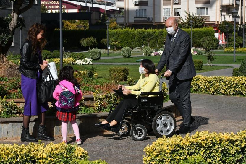 Engelli öğretmeni 5 yıldır eşi tekerlekli sandalyeyle okula götürüyor