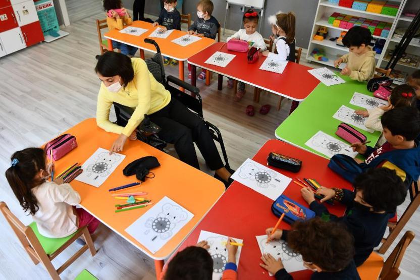 Engelli öğretmeni 5 yıldır eşi tekerlekli sandalyeyle okula götürüyor