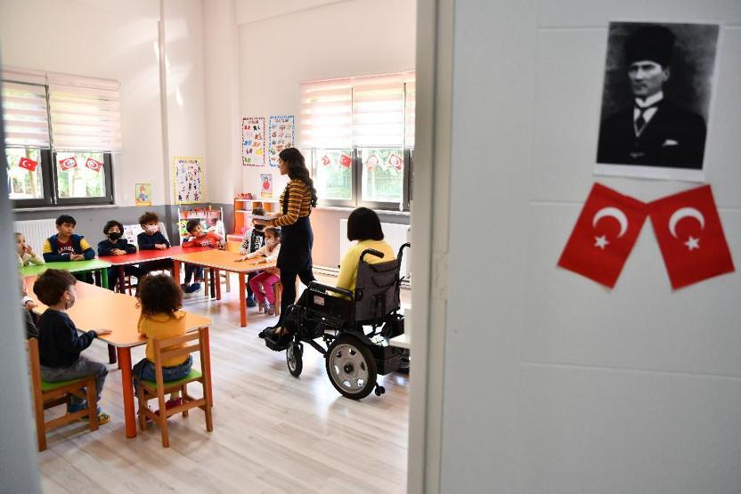 Engelli öğretmeni 5 yıldır eşi tekerlekli sandalyeyle okula götürüyor