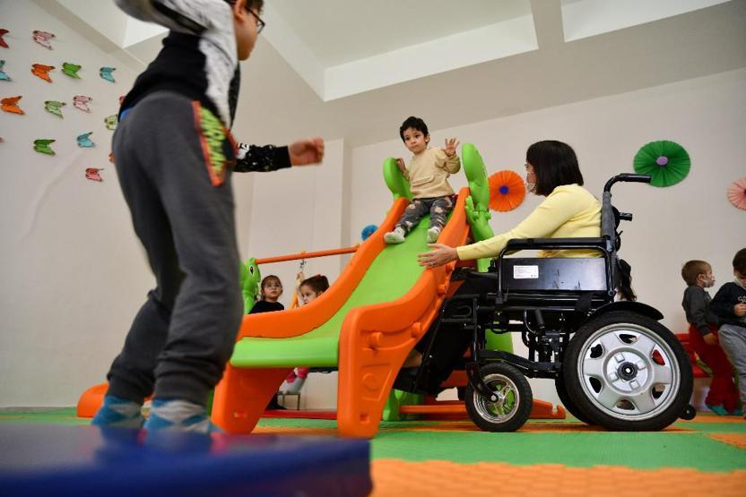 Engelli öğretmeni 5 yıldır eşi tekerlekli sandalyeyle okula götürüyor