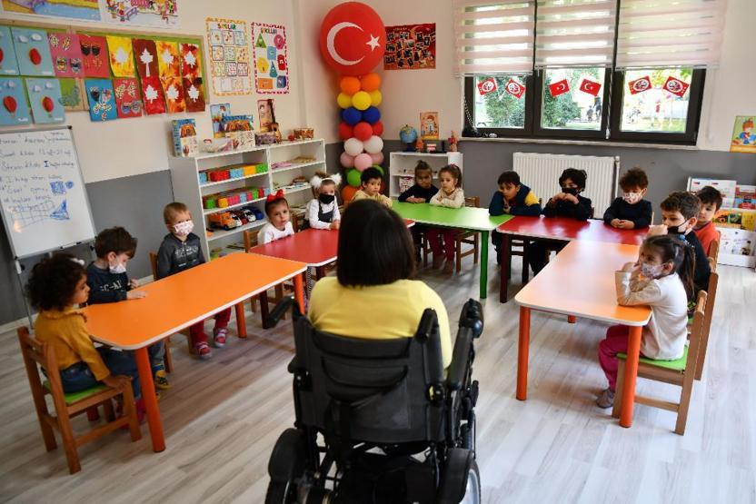 Engelli öğretmeni 5 yıldır eşi tekerlekli sandalyeyle okula götürüyor