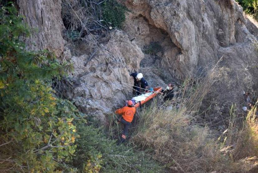 Kayalıktan düşen Nilifere üşümemesi için montunu verdi, kurtarılmasına da yardım etti