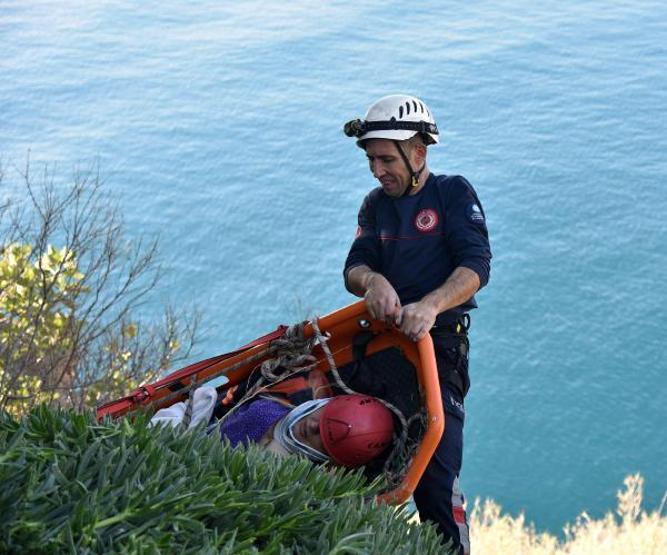 Kayalıktan düşen Nilifere üşümemesi için montunu verdi, kurtarılmasına da yardım etti