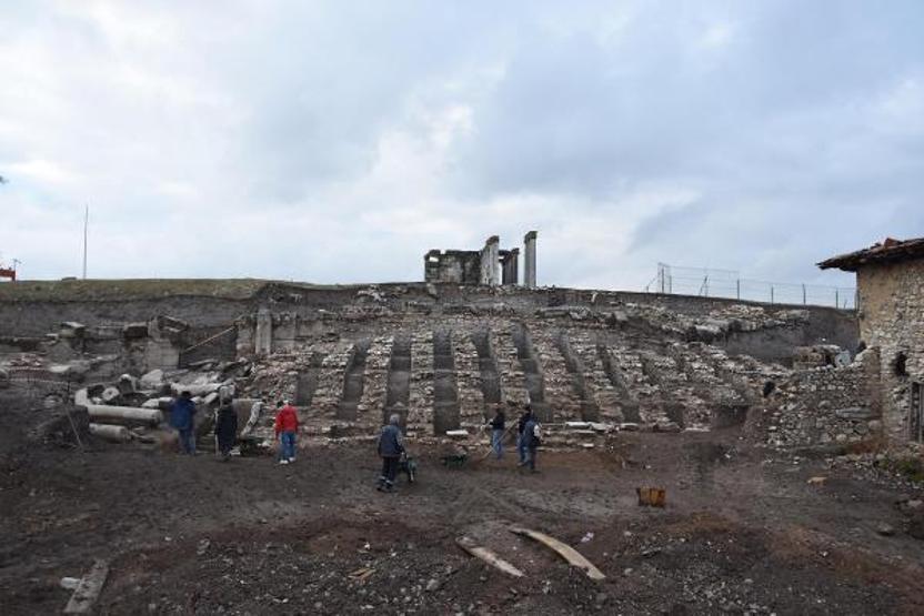 Aizanoi Antik Kentinde 1800 yıllık kandil, saç iğnesi ve kaşık bulundu