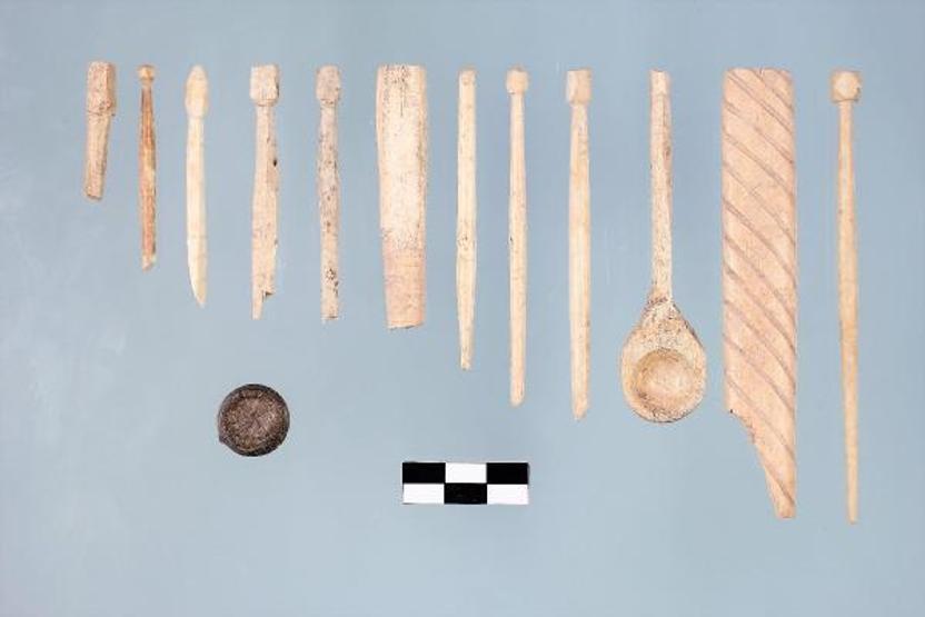 Aizanoi Antik Kentinde 1800 yıllık kandil, saç iğnesi ve kaşık bulundu